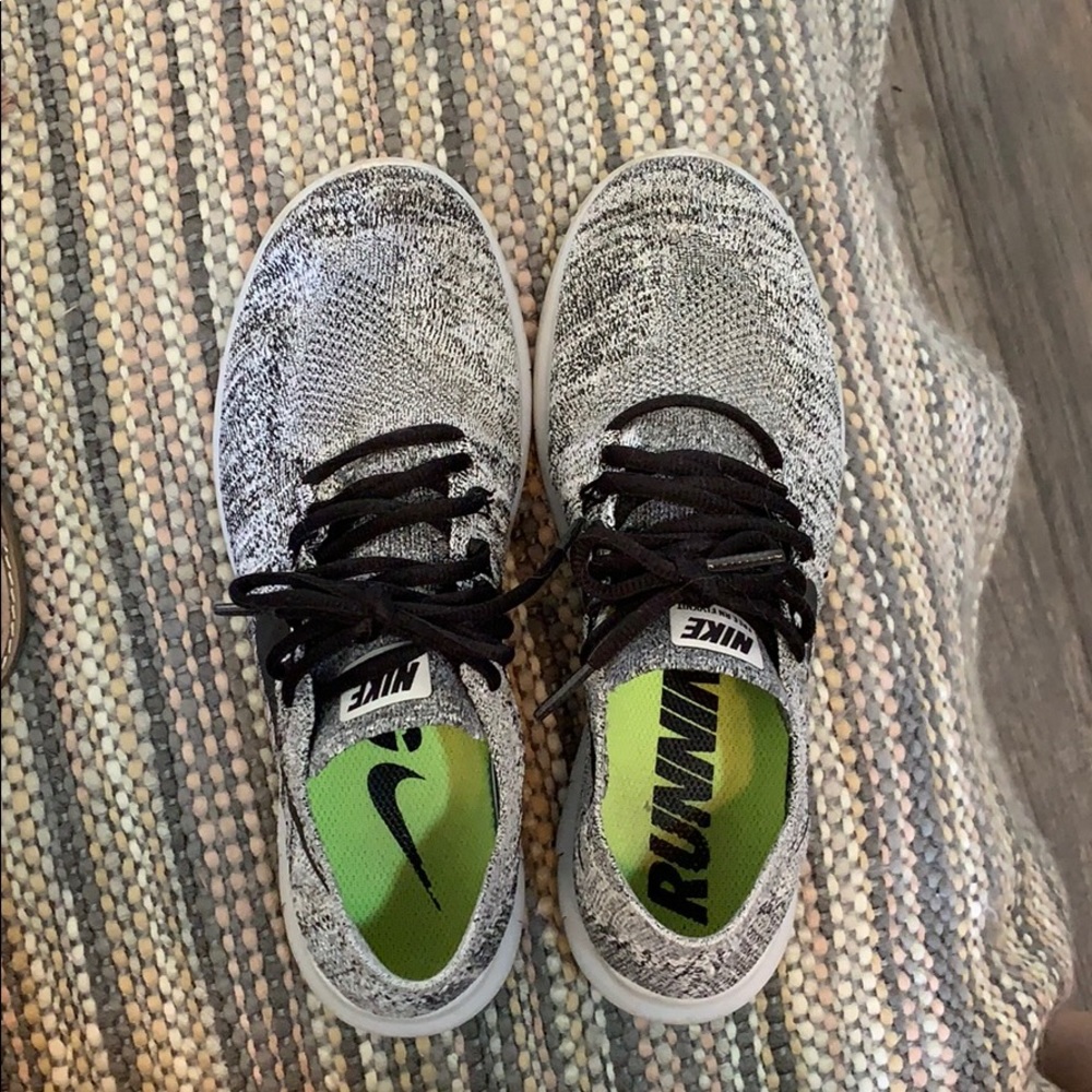 NIKE FREE RN FLYKNIT BLACK TENNIS SHOES!!